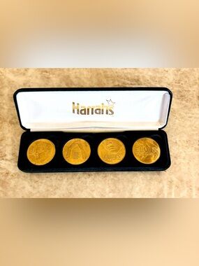 🟣 SET OF HARRAHS  CASINO VINTAGE GOLD PLATED ELVIS COINS 🟣